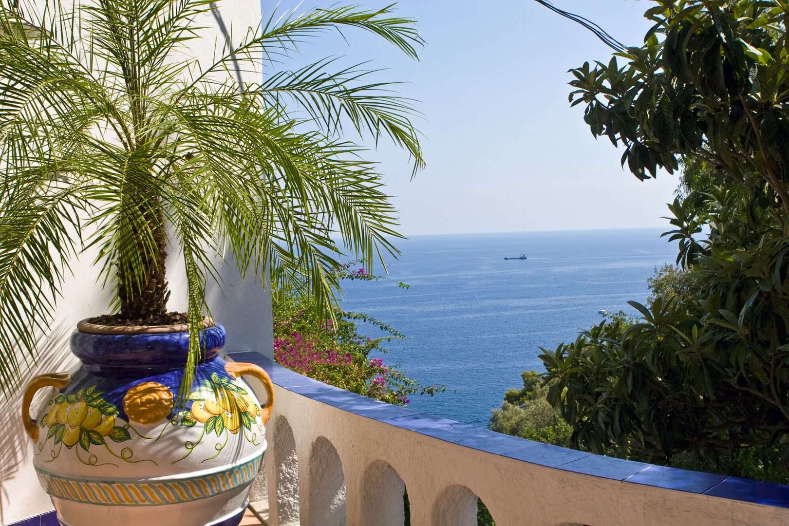 PROPERTIES AND VILLAS WITH SEA VIEW FOR SALE IN ITALY